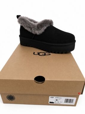 UGG W Nita Platform Slippers – Size 9 🖤